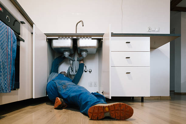 Professional Emergency Plumber technician working in Paducah, TX